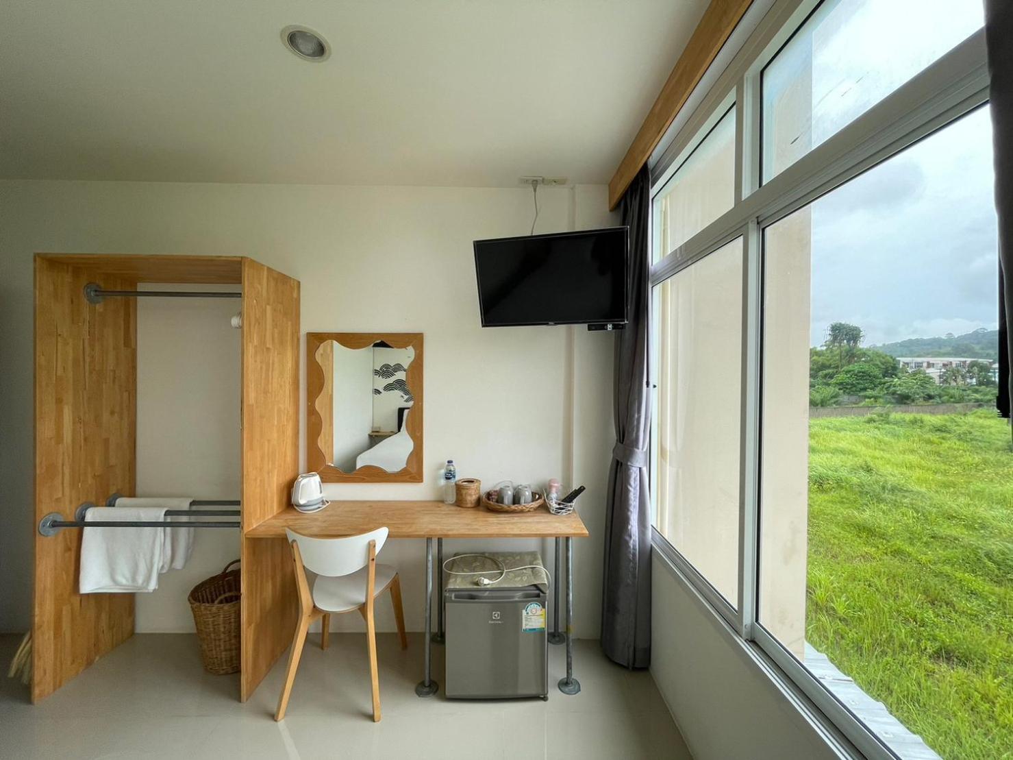 Dwell Phuket Airport Hotel At Naiyang Nai Yang Beach Exterior foto