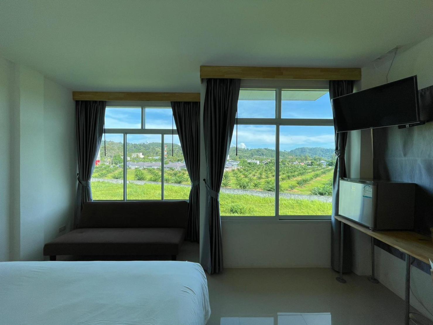 Dwell Phuket Airport Hotel At Naiyang Nai Yang Beach Exterior foto
